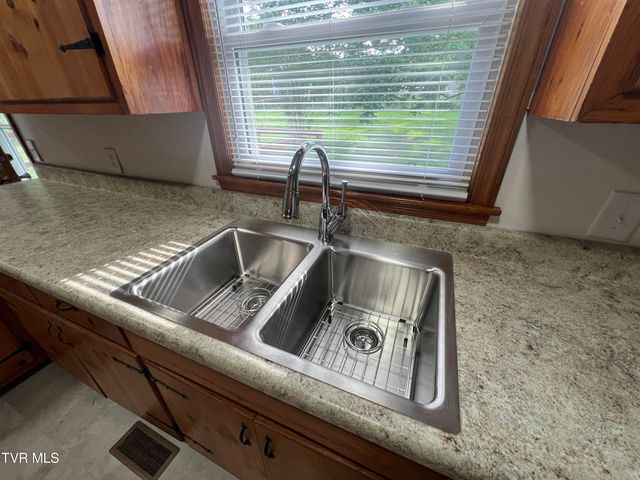 1803 East Oakland Avenue, Johnson City, TN 37601