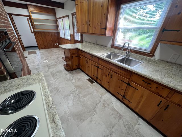 1803 East Oakland Avenue, Johnson City, TN 37601