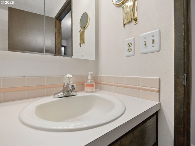 1712 Sw HENSLEY Rd, Troutdale, OR 97060