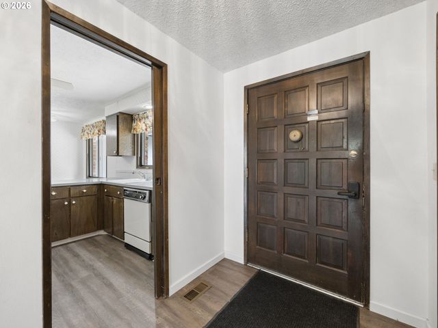 1712 Sw HENSLEY Rd, Troutdale, OR 97060