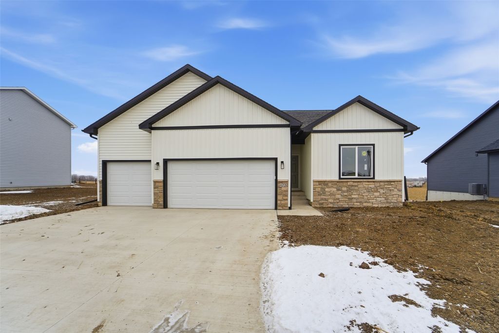 403 Varley Lane, Stuart, IA 50250