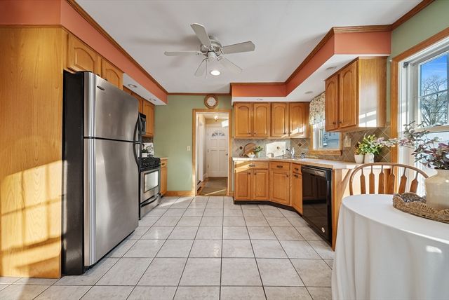 27 Vernon St, Haverhill, MA 01835