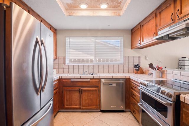 2014 Manchester Ln, Manteca, CA 95336
