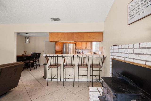 2014 Manchester Ln, Manteca, CA 95336