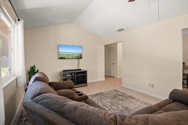 2014 Manchester Ln, Manteca, CA 95336