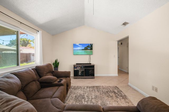 2014 Manchester Ln, Manteca, CA 95336