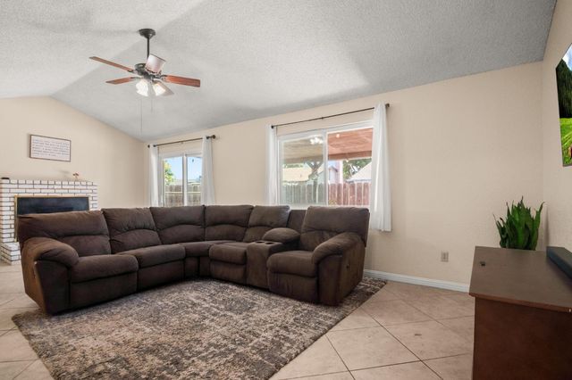 2014 Manchester Ln, Manteca, CA 95336