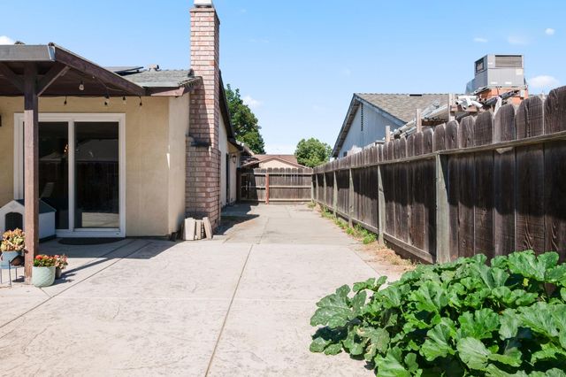 2014 Manchester Ln, Manteca, CA 95336