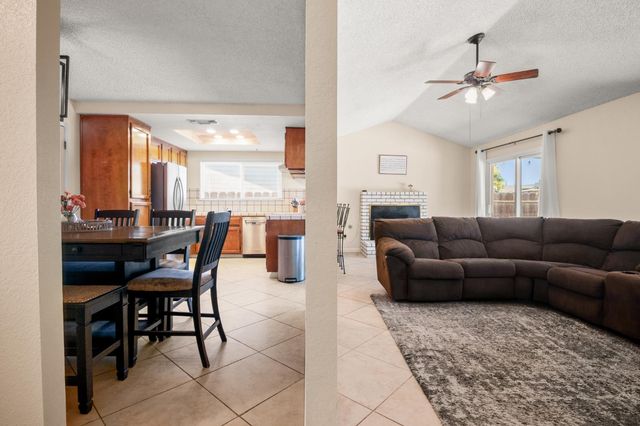 2014 Manchester Ln, Manteca, CA 95336