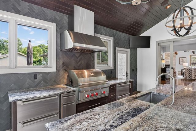 8608 Reinhardt Lane, Leawood, KS 66206