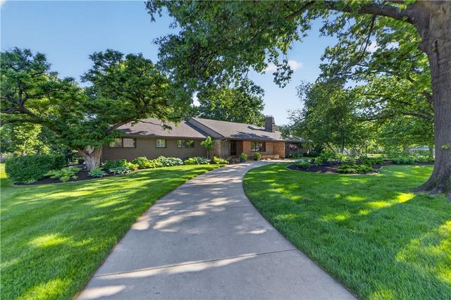 8608 Reinhardt Lane, Leawood, KS 66206