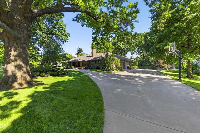 8608 Reinhardt Lane, Leawood, KS 66206