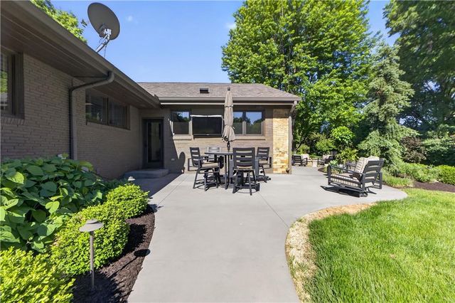 8608 Reinhardt Lane, Leawood, KS 66206