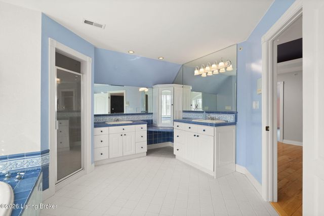 6205 River Rd, Prospect, KY 40059