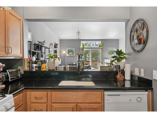 668 Sw DILLAN Dr, Beaverton, OR 97006
