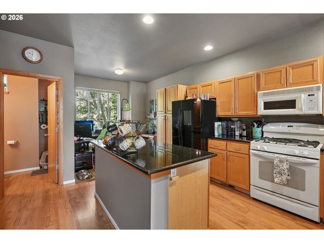 668 Sw DILLAN Dr, Beaverton, OR 97006
