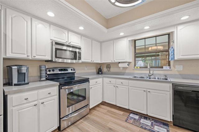 6352 HUNTINGTON DRIVE, Zephyrhills, FL 33542