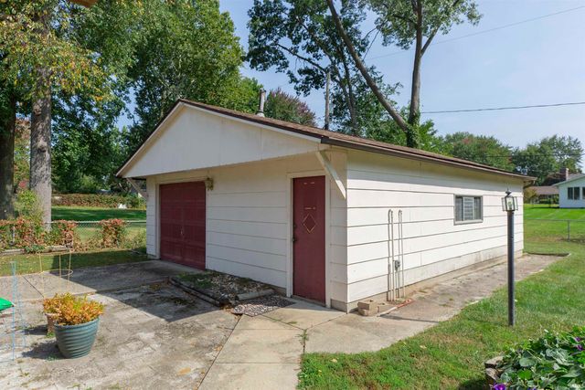 53230 Oakton Drive, South Bend, IN 46635