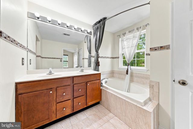 64 MEADOW CIR, Mays Landing, NJ 08330