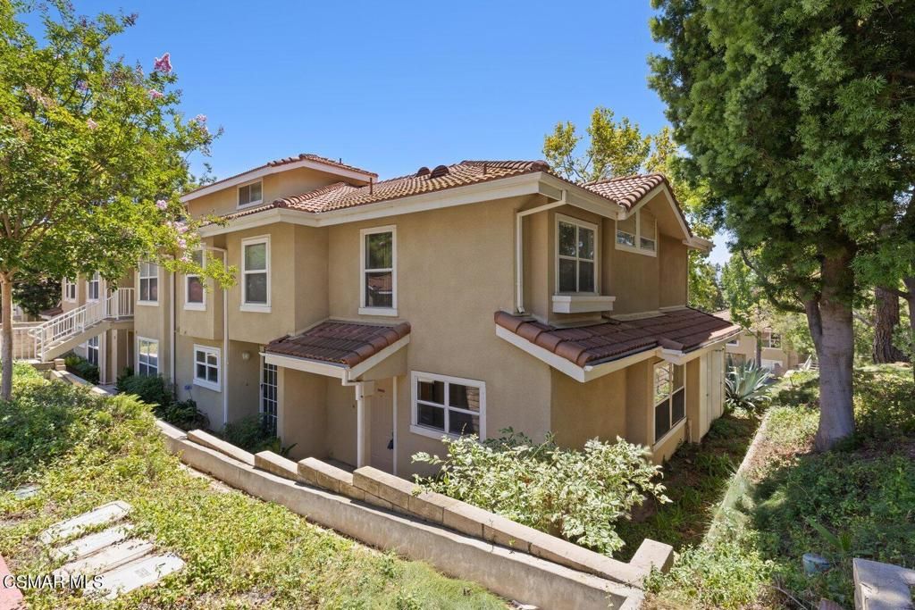 Image 1 of property listing at 2731 Erringer Road 17, Simi Valley, CA 93065