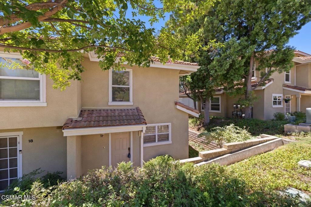 Image 2 of property listing at 2731 Erringer Road 17, Simi Valley, CA 93065
