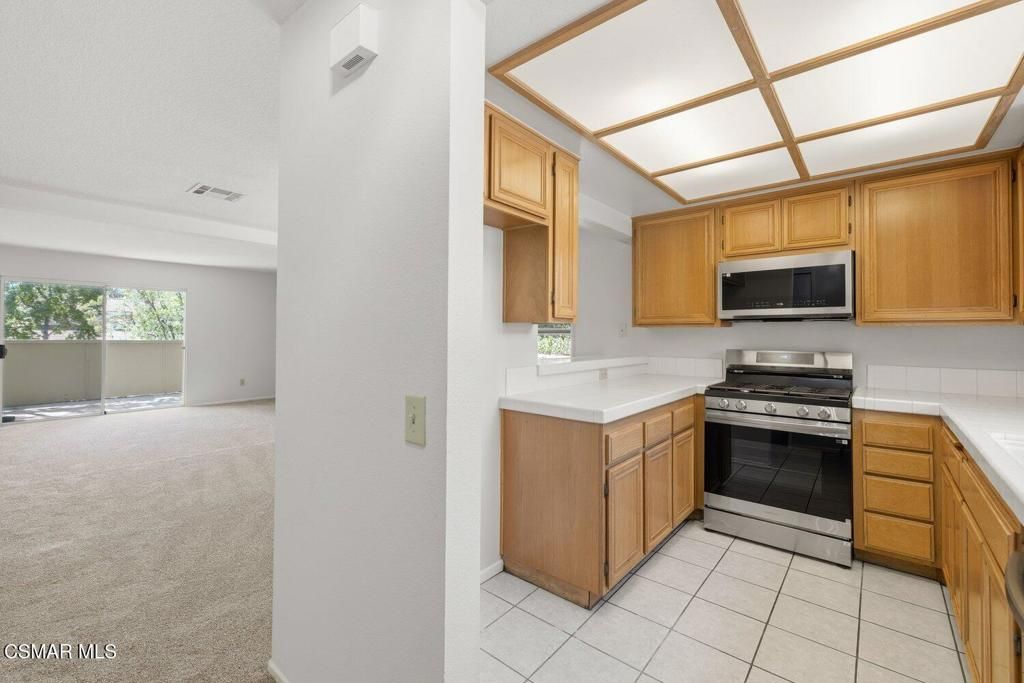 Image 4 of property listing at 2731 Erringer Road 17, Simi Valley, CA 93065