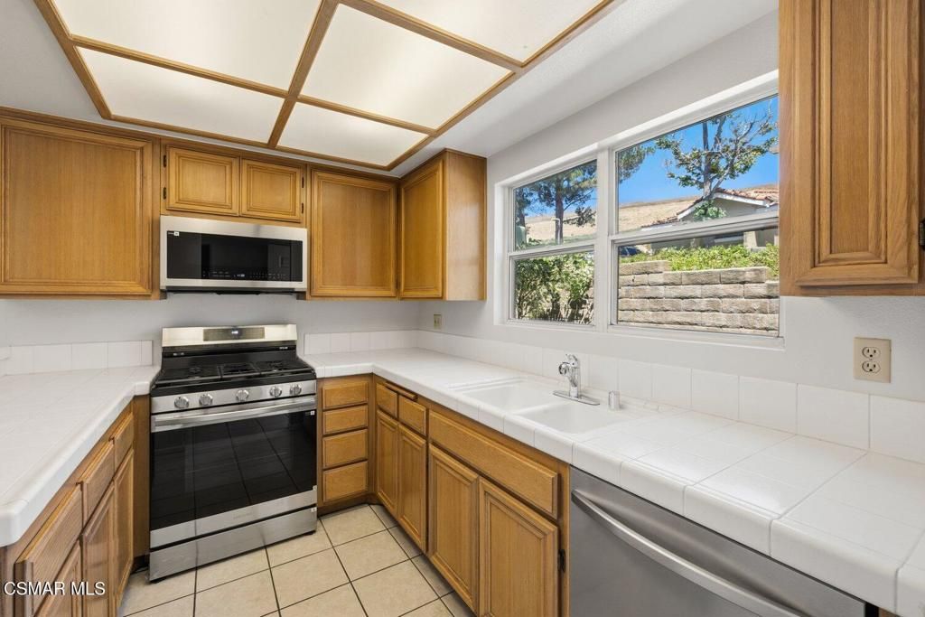 Image 5 of property listing at 2731 Erringer Road 17, Simi Valley, CA 93065