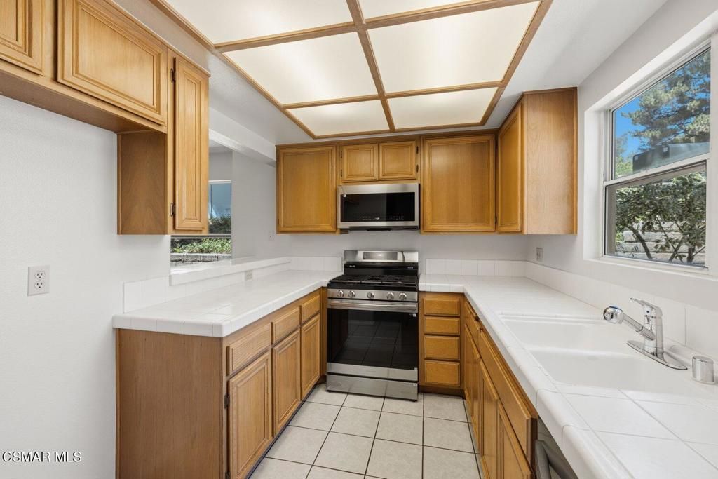 Image 6 of property listing at 2731 Erringer Road 17, Simi Valley, CA 93065