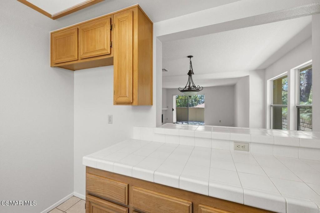 Image 7 of property listing at 2731 Erringer Road 17, Simi Valley, CA 93065