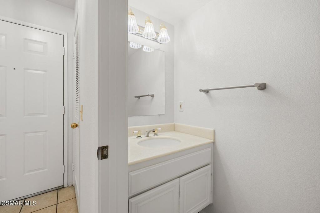 Image 9 of property listing at 2731 Erringer Road 17, Simi Valley, CA 93065