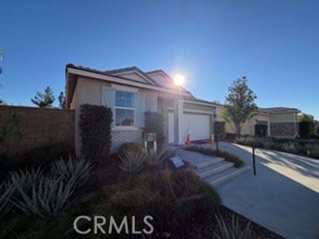 395 Knotgrass Street, Hemet, CA 92543