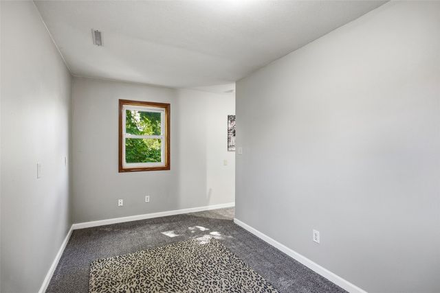 3806 E Ave NE NE, Cedar Rapids, IA 52402