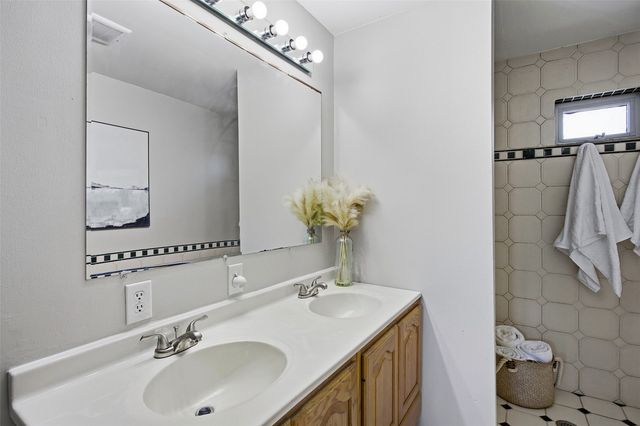 3806 E Ave NE NE, Cedar Rapids, IA 52402