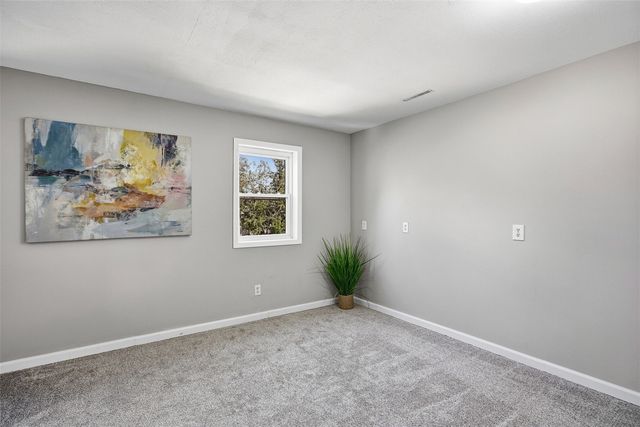 3806 E Ave NE NE, Cedar Rapids, IA 52402