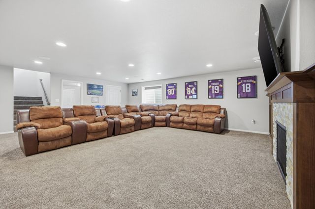 219 6th Street E, Horace, ND 58047