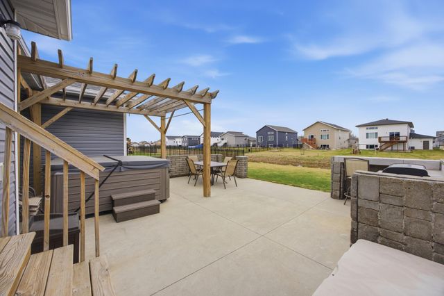 219 6th Street E, Horace, ND 58047