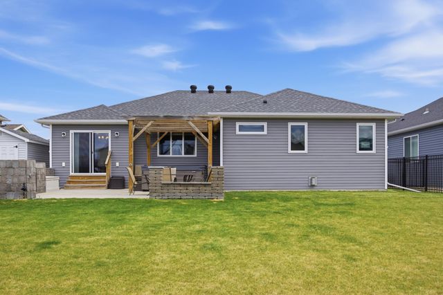 219 6th Street E, Horace, ND 58047