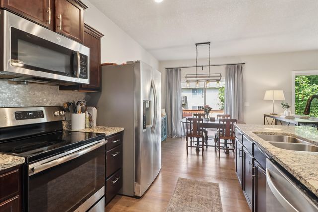 2434 River Meadows Drive, Des Moines, IA 50320