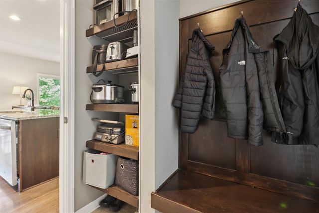 2434 River Meadows Drive, Des Moines, IA 50320