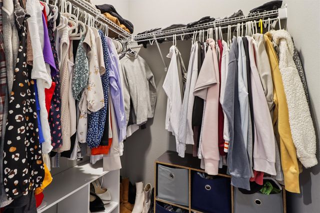 2434 River Meadows Drive, Des Moines, IA 50320