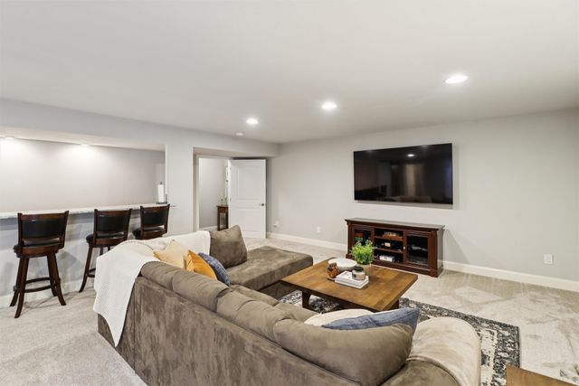 2434 River Meadows Drive, Des Moines, IA 50320