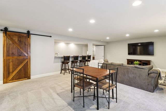 2434 River Meadows Drive, Des Moines, IA 50320