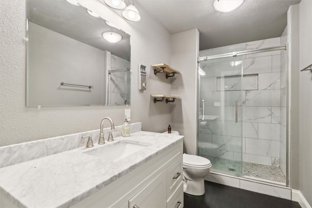 2434 River Meadows Drive, Des Moines, IA 50320