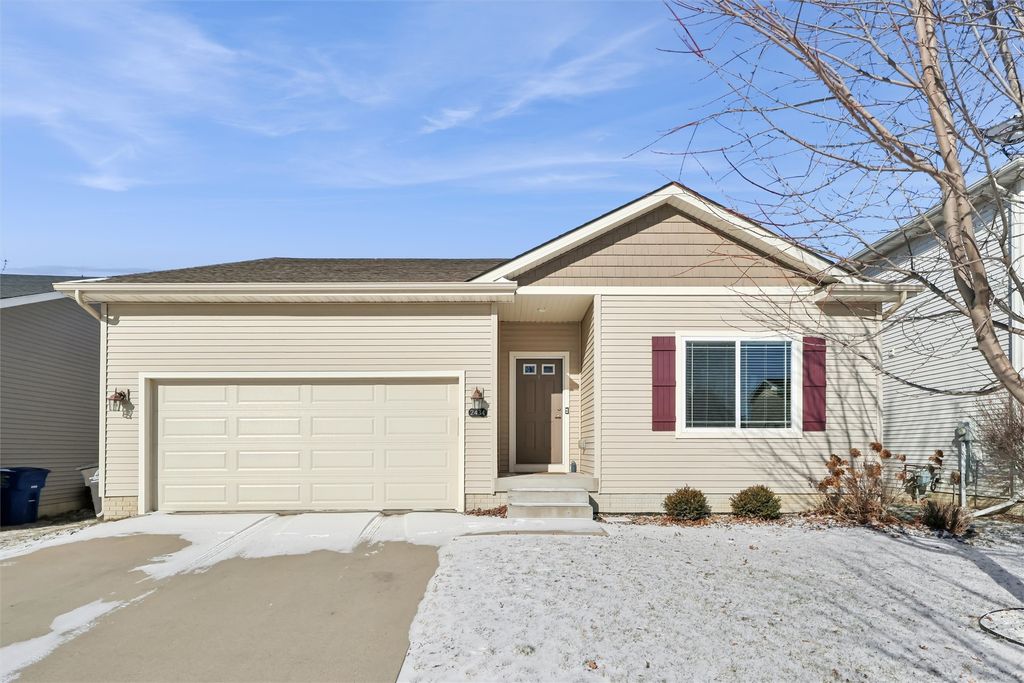 2434 River Meadows Drive, Des Moines, IA 50320