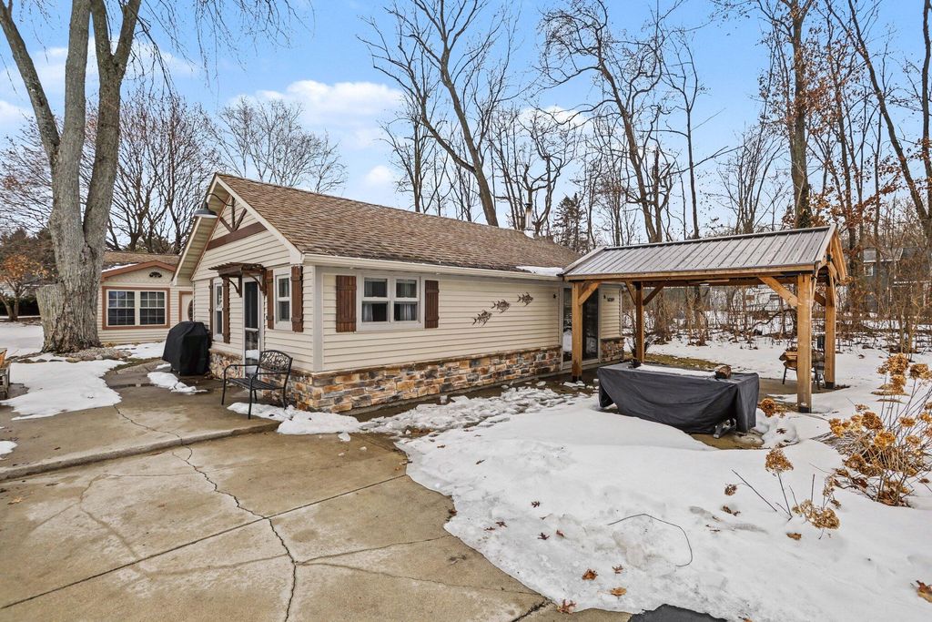 50389 E Lake Shore Drive, Silver Creek Twp, MI 49047
