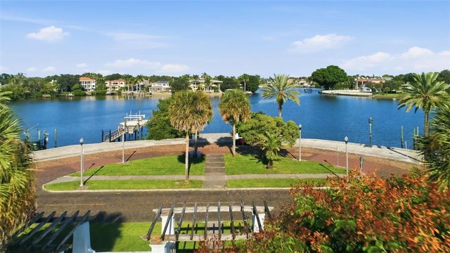 125 23RD AVENUE NE, St Petersburg, FL 33704
