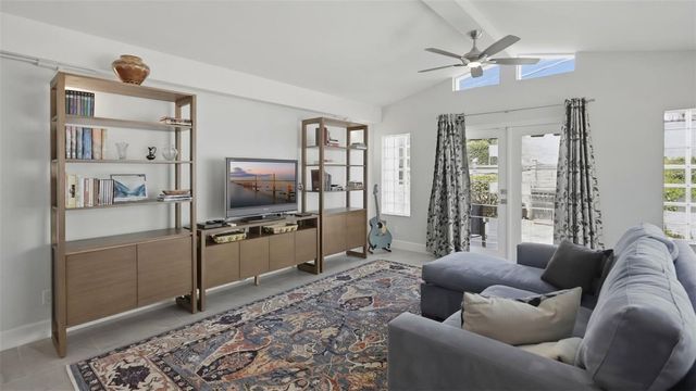 125 23RD AVENUE NE, St Petersburg, FL 33704
