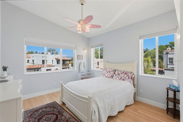 125 23RD AVENUE NE, St Petersburg, FL 33704