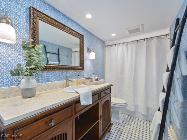 300 Park Shore DR 5A, Naples, FL 34103