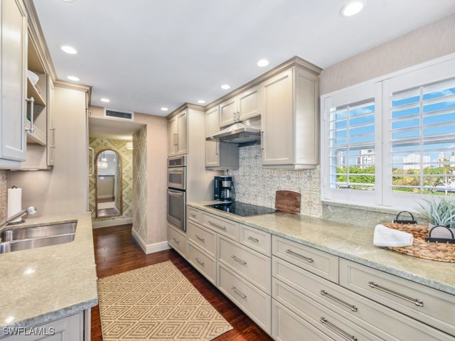 300 Park Shore DR 5A, Naples, FL 34103